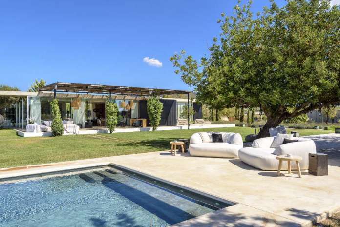 Una gran piscina en un entorno natural increíble en Santa Eulària. Fotos: Ibiza Sotheby’s International Realty