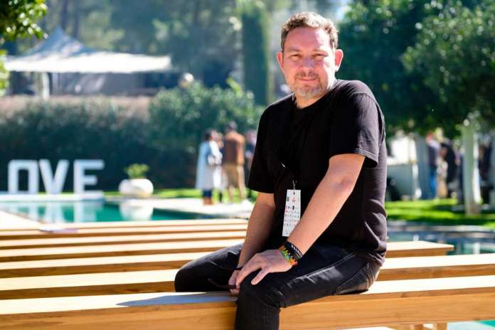 Albert Adrià, copropietario de Heart Ibiza, posa en los jardines de Atzaró durante el evento Face Food Mag. Sergio g. cañizares Alimentar a niños. Albert Adrià, copropietario de Heart Ibiza, posa en los jardines de Atzaró durante el evento Face Food Mag.