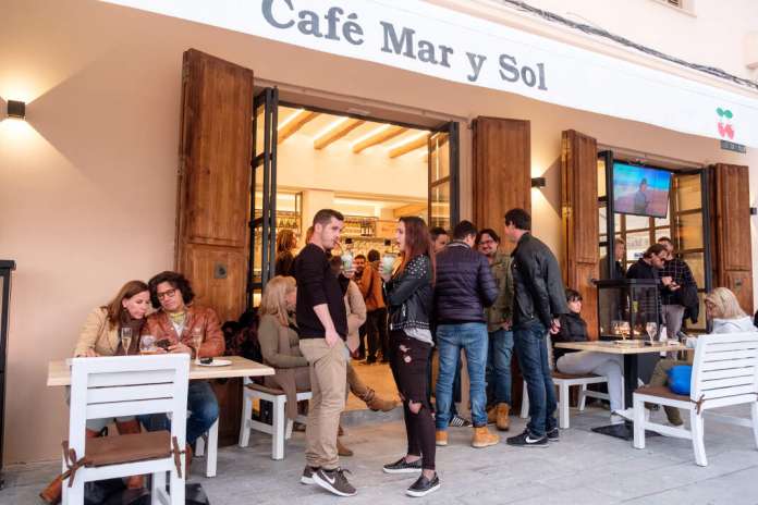 El estreno de la temporada fue el viernes 16 de marzo entre amigos y clientes. fotos: sergio g. cañizares El estreno de la temporada fue el viernes 16 de marzo entre amigos y clientes. fotos: sergio g. cañizares Café Mar y Sol