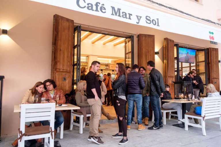 El estreno de la temporada fue el viernes 16 de marzo entre amigos y clientes. fotos: sergio g. cañizares Café Mar y Sol