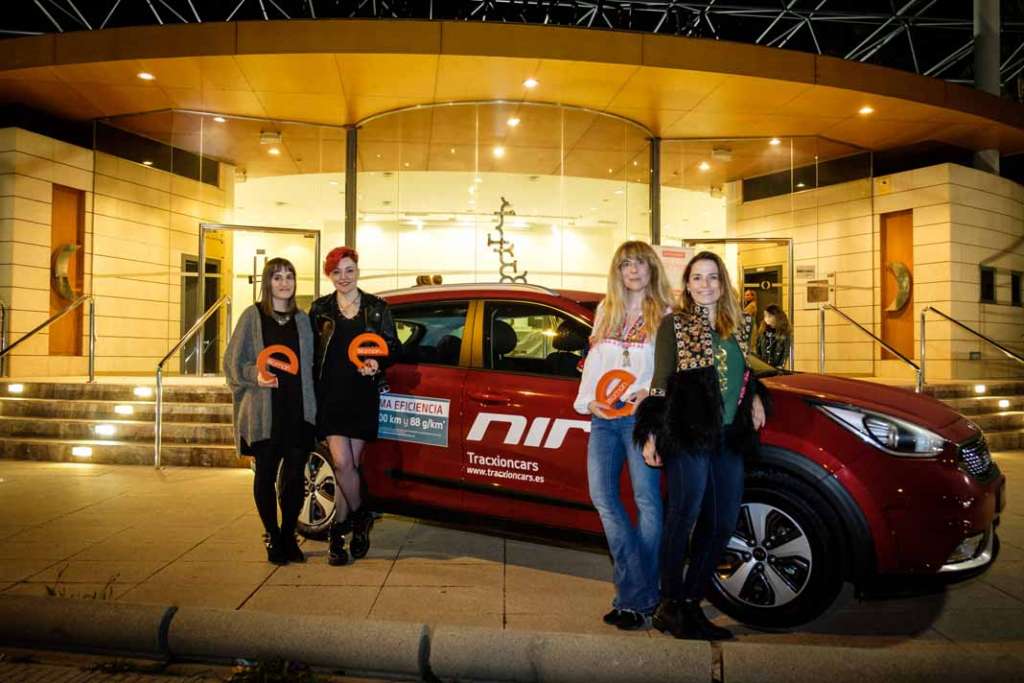 Las premiadas posan con la ‘e’ de eWoman y con el Kia Niro situado en las puertas del Club Diario de Ibiza. sergio g. cañizares