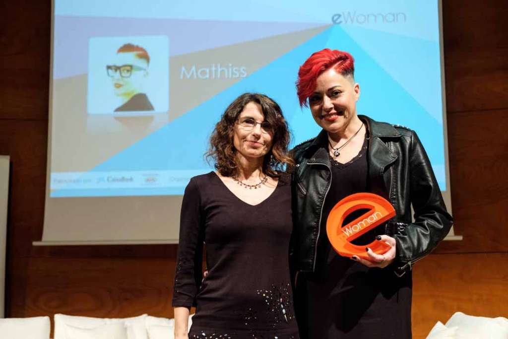Cristina Martín fue la encargada de entregar el premio a la fundadora de Mathiss, Ana Sánchez.