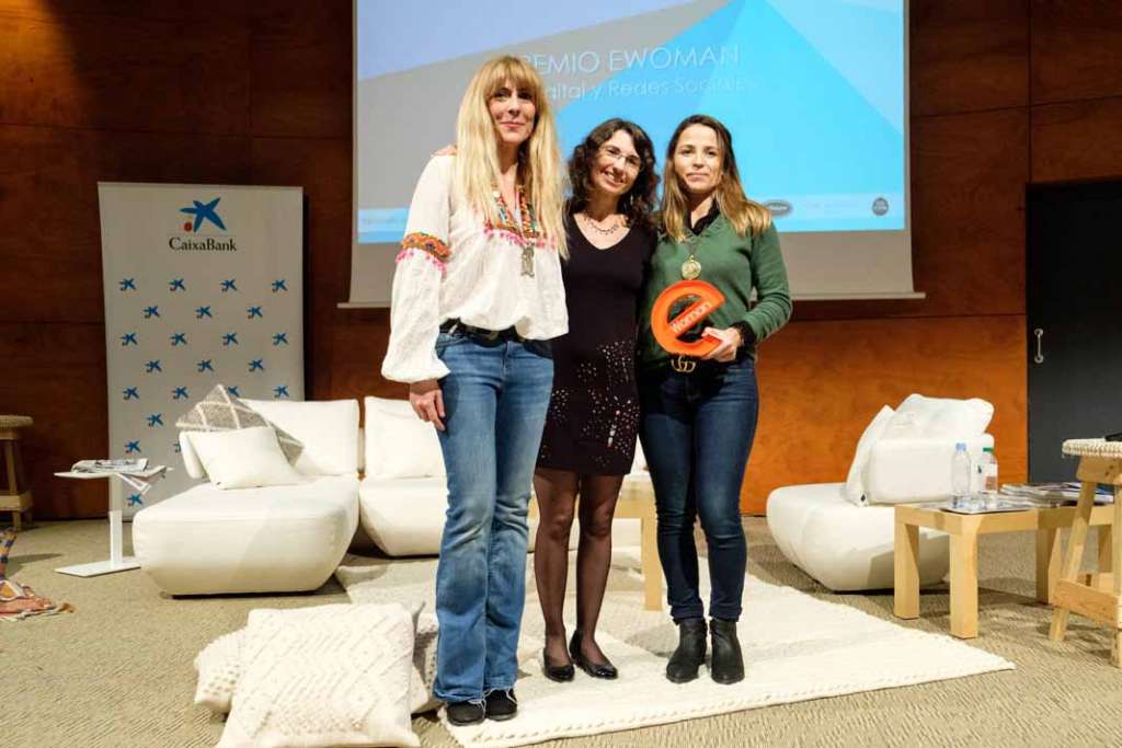 Ibiza Trending. Judith Carcasona y Julia Fioravanti recogen el premio que les entrega Cristina Martín, en el centro.