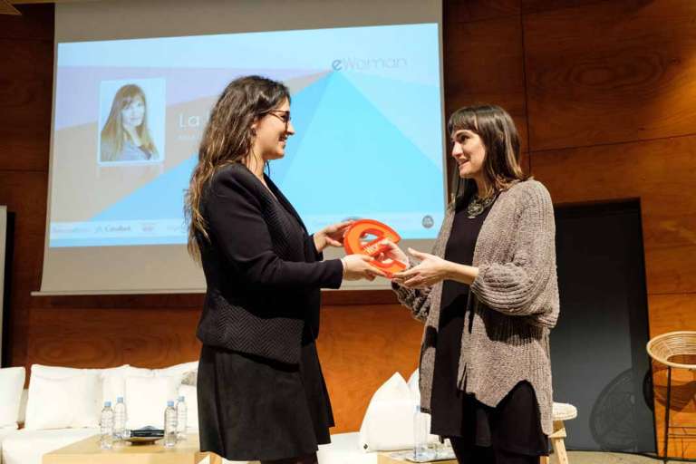 contenidos para empresas. Alba García recoge el premio que le entrega Berta Lartuna, directora de Desarrollo de Diario de Ibiza.