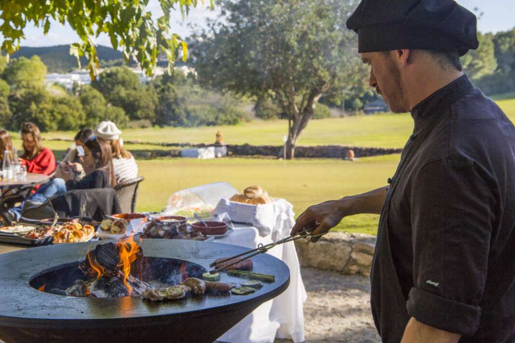 La terraza de Hoyo19 ofrece unas bonitas vistas al campo de golf. foto: golf ibiza by azuLinehotels