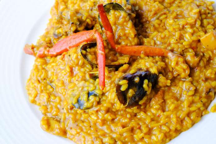 Entre sus platos más destacados se encuentran las carnes, los pescados, arroces y la tradicional paella. Entre sus platos más destacados se encuentran las carnes, los pescados, arroces y la tradicional paella. Precios asequibles para comer en Ibiza.