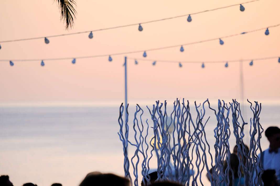 No hay mejor plan para esta primavera que el que nos ofrecen los hermanos Serra en su maravillosa terraza con vistas a la playa. Ca's Milà