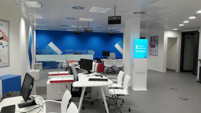 En las oficinas de Endesa, en su web o por teléfono, un equipo orienta y tramita las solicitudes de los clientes. En las oficinas de Endesa, en su web o por teléfono, un equipo orienta y tramita las solicitudes de los clientes.