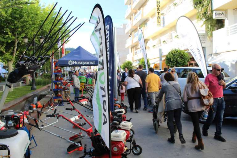 Novedades en maquinaria agrícola en el paseo. Feria de automoción y maquinaria agrícola