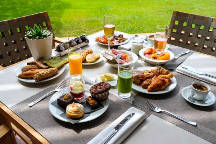 Ensaladas, entrantes, platos principales, pasta, carne y pescado, sushi, estación de quesos y embutidos, bollería y postres en un concepto que fusiona desayuno y almuerzo. Ensaladas, entrantes, platos principales, pasta, carne y pescado, sushi, estación de quesos y embutidos, bollería y postres en un concepto que fusiona desayuno y almuerzo.