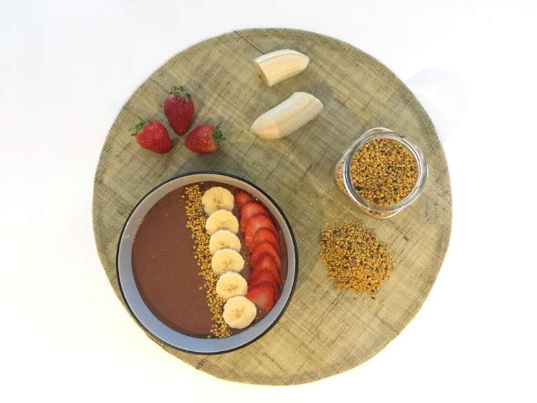 Smoothie bowl de chocolate, plátano y polen. foto: @puredepalabras