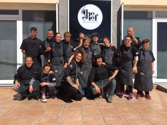 Al acabar el taller, los participantes recibieron un diploma y una bandeja de pasteles. fotos: the chef ibiza Al acabar el taller, los participantes recibieron un diploma y una bandeja de pasteles. fotos: the chef ibiza