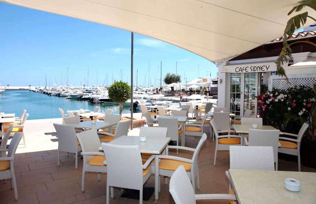 Ofrece unas impresionantes vistas al puerto de Santa Eulària. foto: café sidney