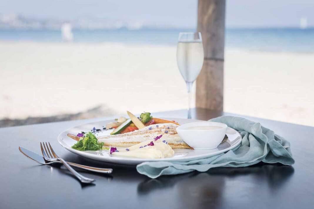 Sir Rocco Beach Club está ubicado en Platja d'en Bossa. Foto: Sir Rocco. Comida italiana para una cita.