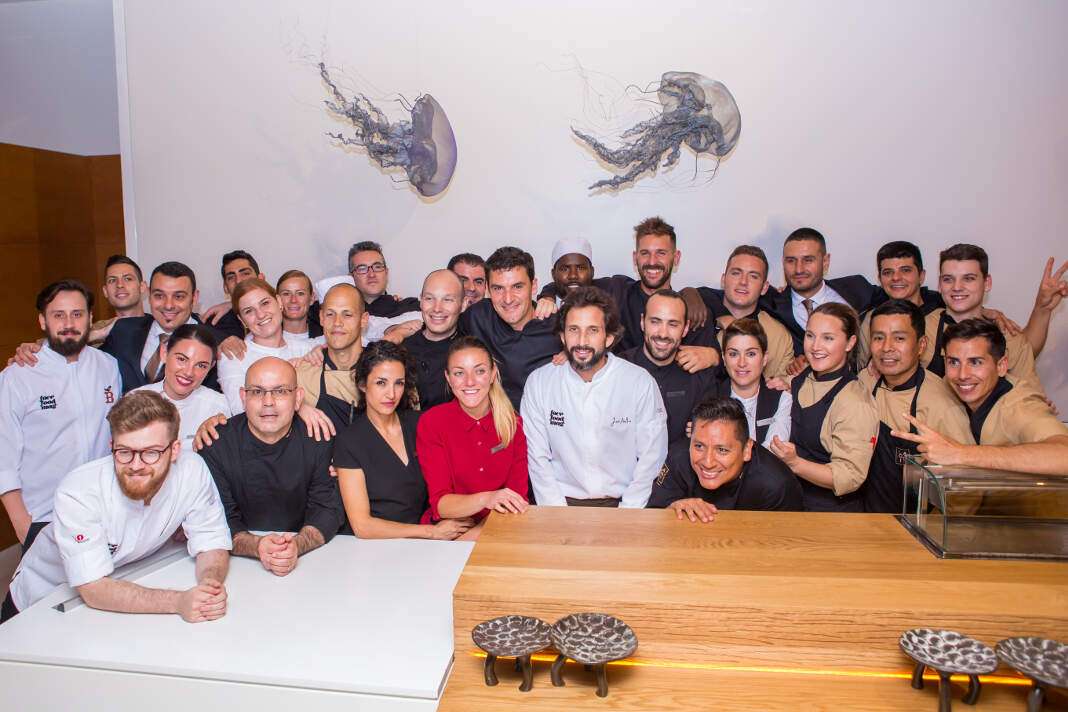 Los equipos de cocina de La Gaia y de Avillez posan al final de la cena. fotos: aisha bonet