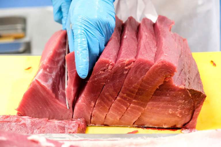 Meneghello Fish consigue los productos que los principales restaurantes de Eivissa demandan, como este espectacular atún que el equipo de Izacaya cortó minuciosamente para servir a sus comensales.