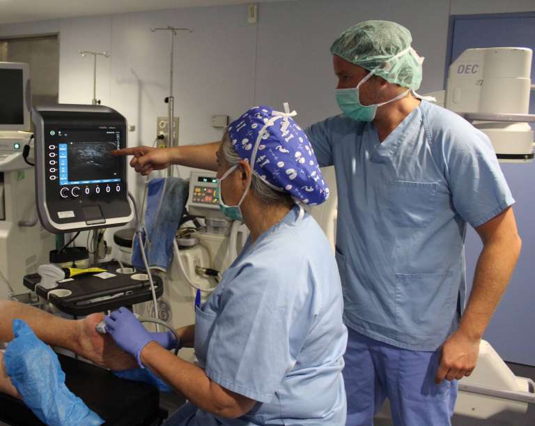 Dos de los anestesistas de la unidad realizan una intervención en un quirófano de Policlínica. fotos: policlínica