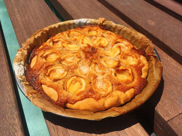 Tarta de almendras y nísperos con miel. foto: @puredepalabras