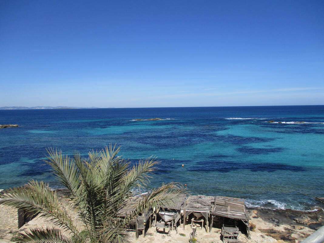 El ático cuenta con un salón con salida a una terraza de 8 m2 con impresionantes vistas al mar. Vivir en Formentera