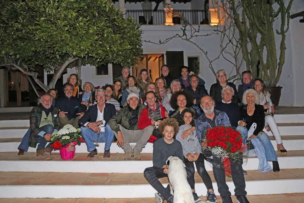 Foto de familia e invitados en la famosa escalera de entrada de la mansión de los Sagliocco en Sant Rafel. J.S.