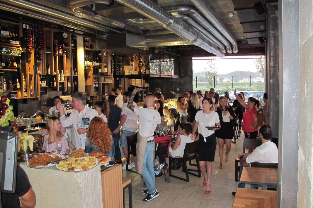 Gran ambiente en la apertura del nuevo Bistro del Mar en la avenida 8 de agosto. fotos: Juan Suárez