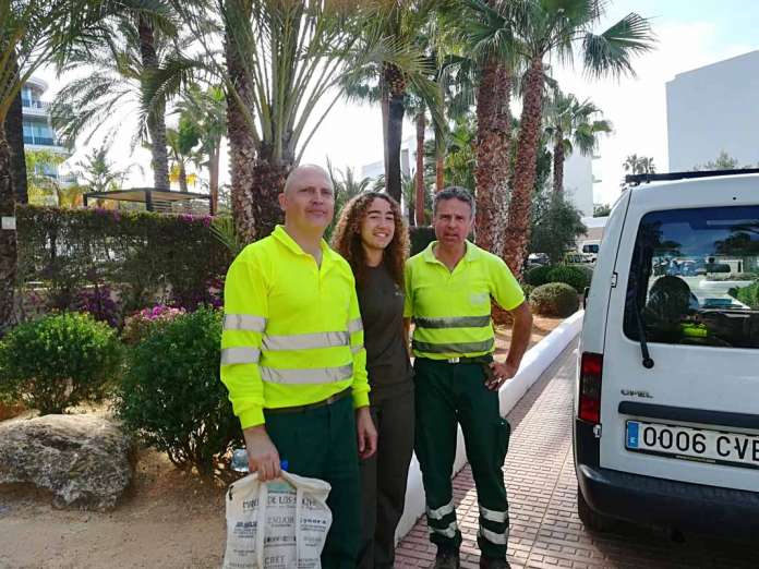 Alumna de FP Dual con compañeros de trabajo de las empresa Mespisa y Ajuntament de Santa Eulària des Riu. Alumna de FP Dual con compañeros de trabajo de las empresa Mespisa y Ajuntament de Santa Eulària des Riu.