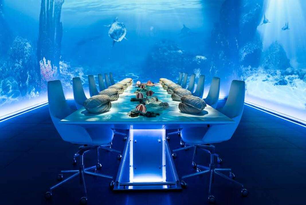 Mesa ambientada en el océano con la creación de Dani García. T. K. LANSBERGEN