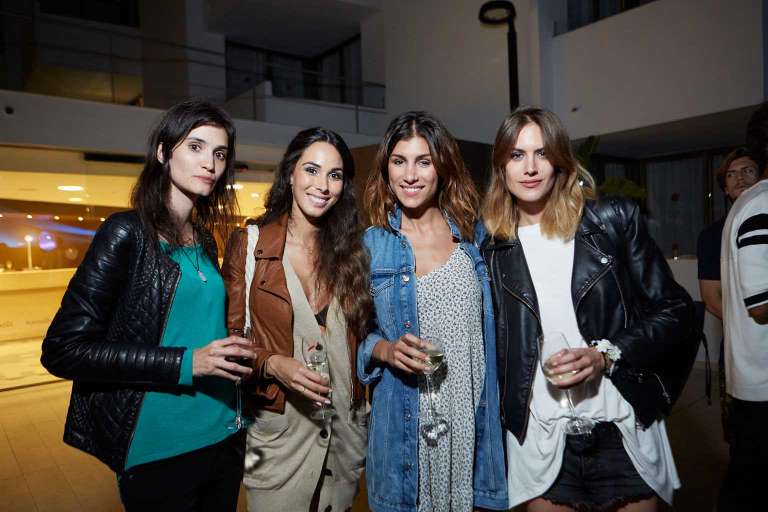 Grupo de amigas y modelos en la fiesta de Botafoch.