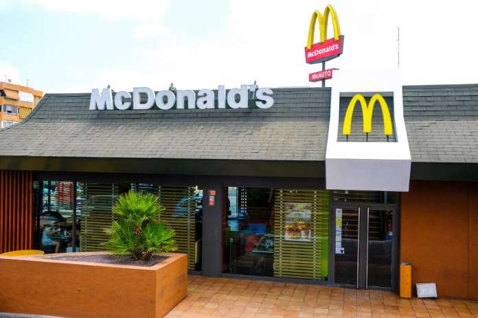 Ahora en verano, McAuto amplía su horario para dar servicio las 24 horas hasta el 15 de octubre. s.g.c. McDonald's Ibiza