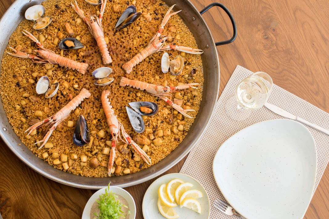 comer paella en Ibiza