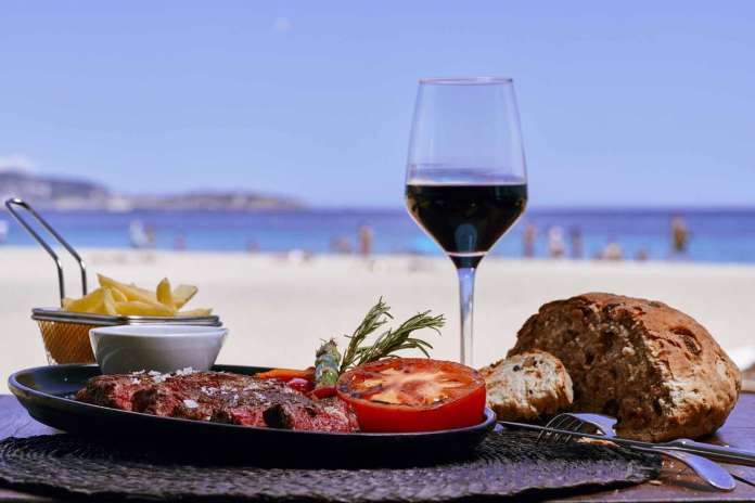 Variedad gastronómica a la italiana con vistas al Mediterráneo. fotos: Sir Rocco Beach Restaurant by Ushuaïa Variedad gastronómica a la italiana con vistas al Mediterráneo. fotos: Sir Rocco Beach Restaurant by Ushuaïa