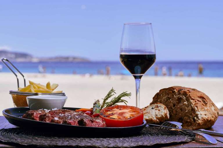 Variedad gastronómica a la italiana con vistas al Mediterráneo. fotos: Sir Rocco Beach Restaurant by Ushuaïa