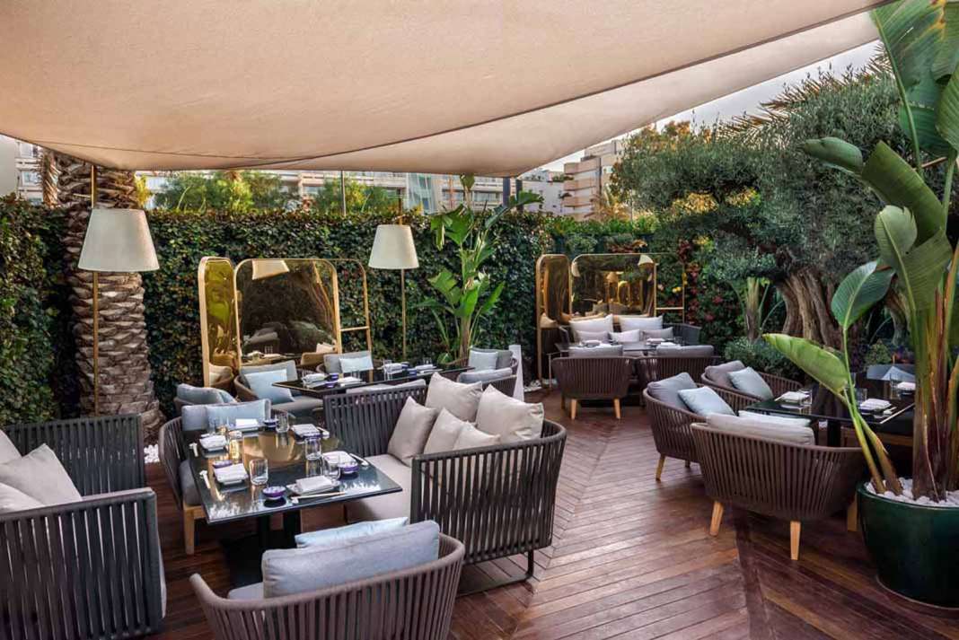 Restaurante Zela Ibiza. Diseño de inspiración asiática y colonial con abundante vegetación.