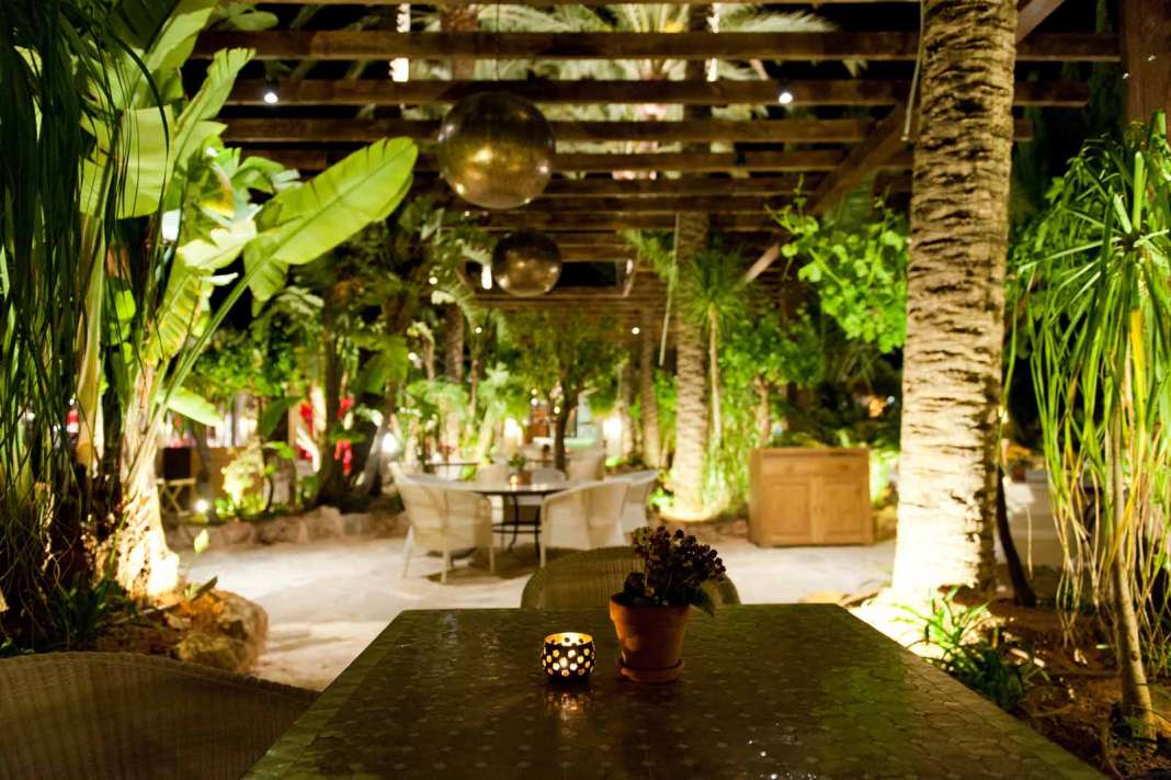 Restaurante La Veranda. Atmósfera nocturna en Atzaró, en el corazón de Ibiza.