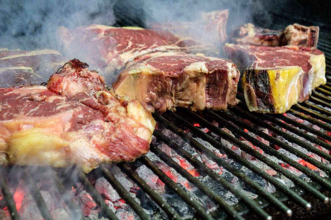 La carne a la brasa es su especialidad. fotos: sergio g. cañizares