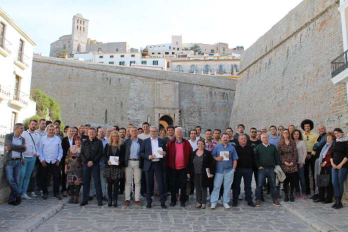 El presidente del Consell, Vicent Torres, y el presidente de Pimeef Restauración, Joan Riera, con los restauradores participantes en Ibiza Sabor. gastronomía local