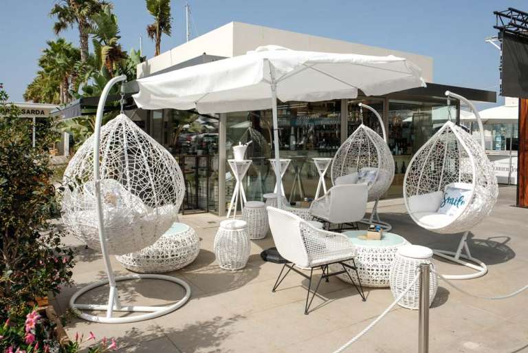 La nueva terraza de Petit Gourmet, novedad esta temporada en Marina Ibiza. foto: Sergio G. Cañizares