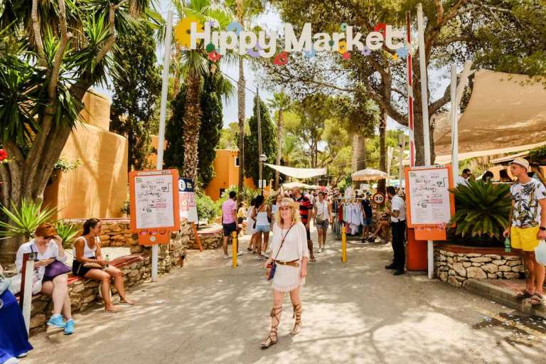 Punta Arabí se convierte todos los miércoles en el epicentro de la cultura hippy.