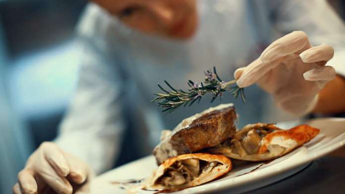 Las mujeres están adquiriendo un papel, cada vez más relevante en las cocinas profesionales. foto: istock mujer en la cocina profesional