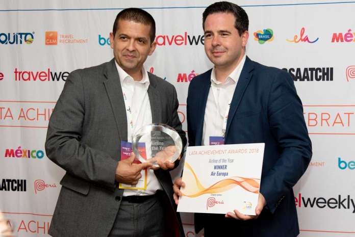 Alvaro Florez, Sales Manager de Air Europa en UK y Colin Stewart director de Air Europa en UK, con el galardón. foto: Globalia comunicación Premios LATA. Alvaro Florez, Sales Manager de Air Europa en UK y Colin Stewart director de Air Europa en UK, con el galardón. foto: Globalia comunicación