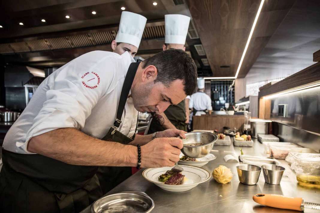 Ricard Camarena preparando uno de sus platos en el restaurante que lleva su nombre.