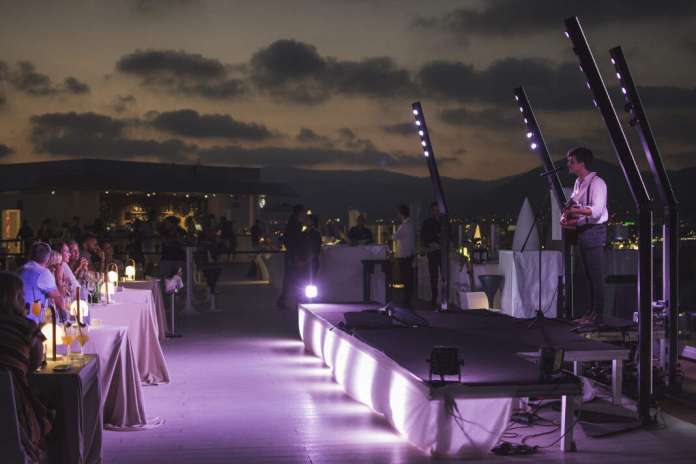 Su ‘Sky lounge’, The Ninth, acoge ‘In Heaven’ una experiencia multisensorial que fusiona sonidos y una exclusiva gastronomía. fotos: hard rock hotel ibiza Su ‘Sky lounge’, The Ninth, acoge ‘In Heaven’ una experiencia multisensorial que fusiona sonidos y una exclusiva gastronomía. fotos: hard rock hotel ibiza