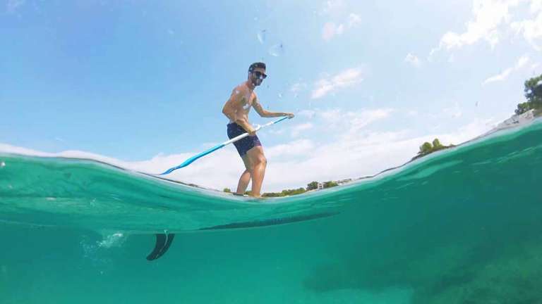 Actividades acuáticas. El 'paddle surf' es un deporte muy popular entre los veraneantes. Foto: Gerard Felip