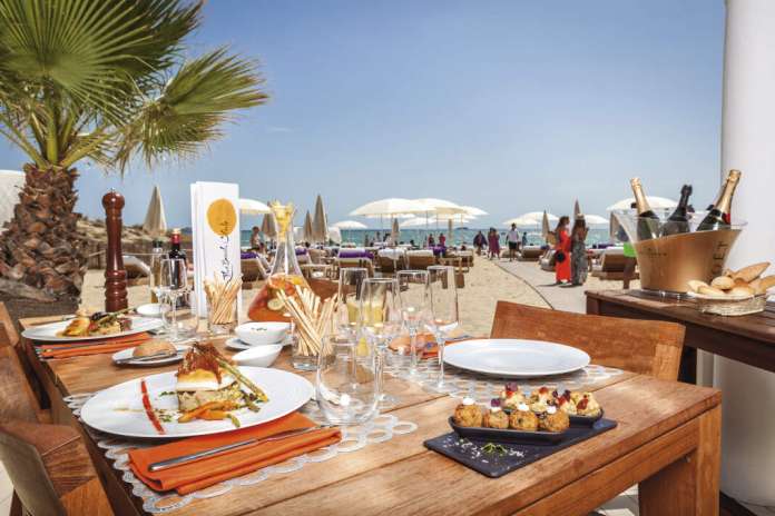 La cocina tradicional, renovada y de vanguardia están representadas en las cartas de los restaurantes a pie de mar con creativas propuestas. R.C. gastronomía a pie de mar