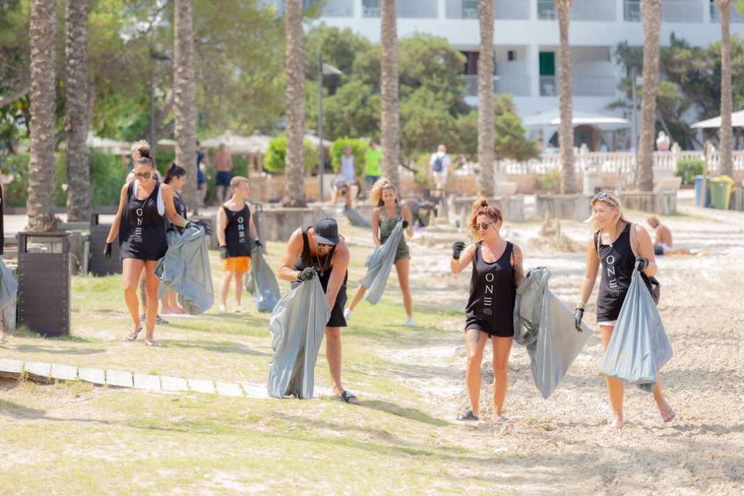 Ocean Beach promueve la limpieza de playas de Ibiza.