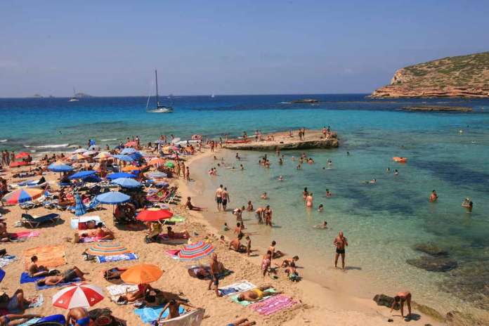 Un día de playa en Platges de Comte, uno de los rincones más espectaculares que ofrece la costa pitiusa. JUAN A, RIERA Playas de Ibiza y Formentera. Un día de playa en Platges de Comte, uno de los rincones más espectaculares que ofrece la costa pitiusa. JUAN A, RIERA