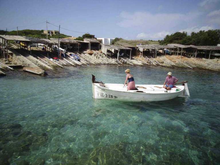 pesca del raor. Un pescador de ‘raor’ entra en es Caló. Foto: Carmelo Convalia