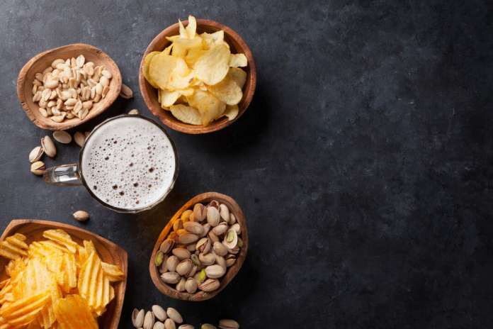 La cerveza es un clásico en cualquier bar del país y cada comunidad autónoma lo acompaña de un aperitivo. Foto: Istock aperitivo