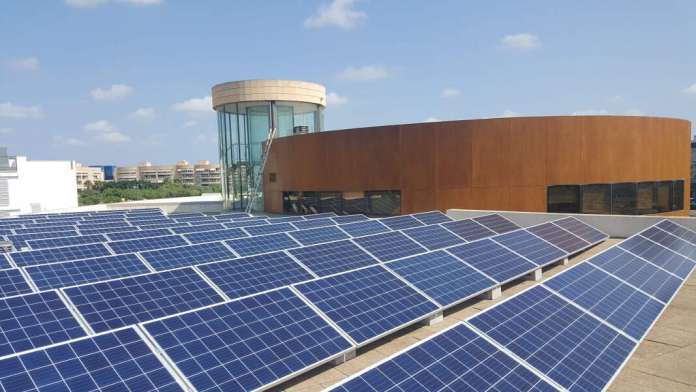 Diario de Ibiza, fiel a su compromiso por el medio ambiente y con una clara apuesta por la innovación en la isla, se ha situado entre las empresas de Eivissa que han decidido apostar por placas fotovoltaicas. Fotos: Cambio Energético apostar por placas fotovoltaicas