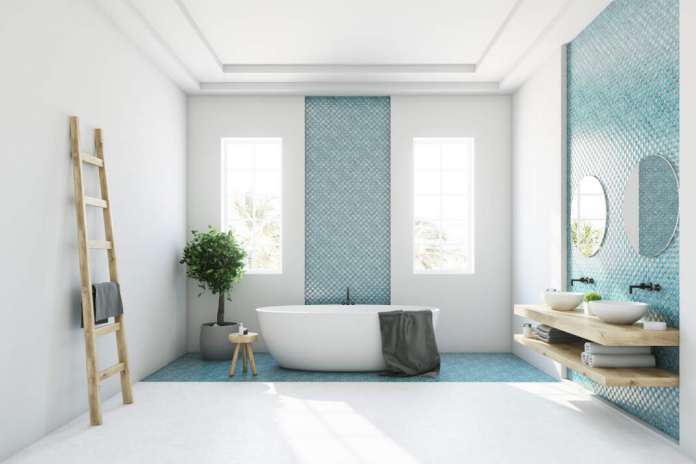 La luz natural, la madera, el color blanco y las plantas convierten el baño en una estancia acogedora. istock reforma del baño en Ibiza
